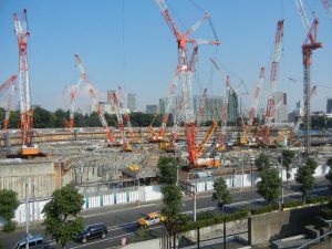 大型クレーンが林立し、工事が進む新国立競技場の建設現場