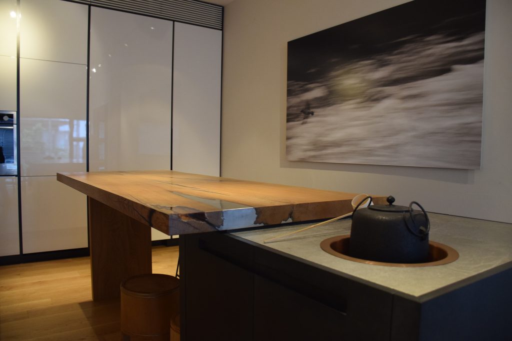 ニシザキ工芸では本社にショールームを用意。実際に製作した家具が並ぶ