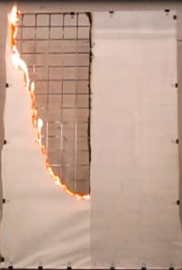「ランデックスコート 難燃クリア」塗布(右) と未塗布(左)の障子紙燃焼試験 